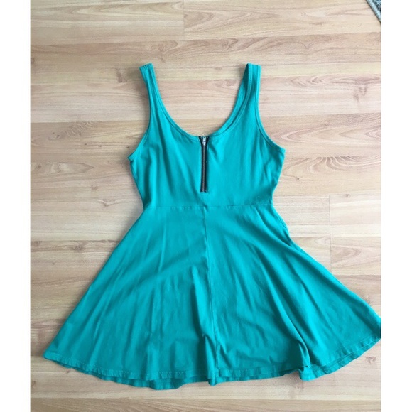 Green Dress - Picture 2 of 2